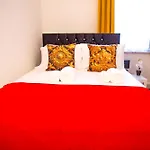 Lucky 15 - Near Bae, Docks, District - Ideal For Trade & Family - 2 Bedrooms - One Double Bed In Each Bedroom - Max 4 Guests