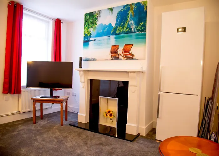 Сasa de vacaciones 15 - Near Bae, Docks, District - Ideal For Trade & Family - 2 Bedrooms - One Double Bed In Each Bedroom - Max 4 Guests