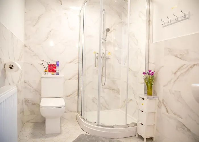 Сasa de vacaciones 15 - Near Bae, Docks, District - Ideal For Trade & Family - 2 Bedrooms - One Double Bed In Each Bedroom - Max 4 Guests *