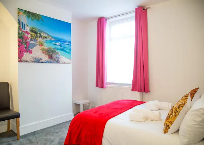 15 - Near Bae, Docks, District - Ideal For Trade & Family - 2 Bedrooms - One Double Bed In Each Bedroom - Max 4 Guests