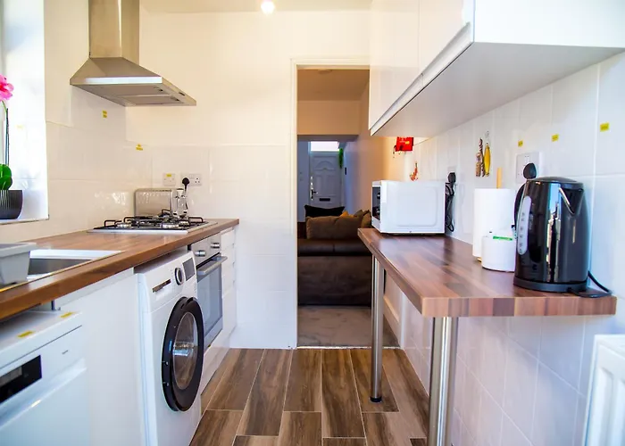 15 - Near Bae, Docks, District - Ideal For Trade & Family - 2 Bedrooms - One Double Bed In Each Bedroom - Max 4 Guests * Barrow-in-Furness