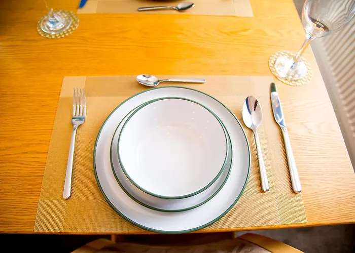 15 - Near Bae, Docks, District - Ideal For Trade & Family - 2 Bedrooms - One Double Bed In Each Bedroom - Max 4 Guests Сasa de vacaciones