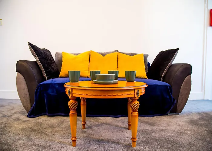 15 - Near Bae, Docks, District - Ideal For Trade & Family - 2 Bedrooms - One Double Bed In Each Bedroom - Max 4 Guests *