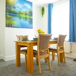Holiday home 15 - Near Bae, Docks, District - Ideal For Trade & Family - 2 Bedrooms - One Double Bed In Each Bedroom - Max 4 Guests