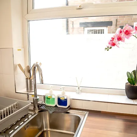 15 - Near Bae, Docks, District - Ideal For Trade & Family - 2 Bedrooms - One Double Bed In Each Bedroom - Max 4 Guests *