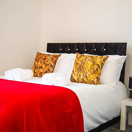 Lucky 15 - Near Bae, Docks, District - Ideal For Trade & Family - 2 Bedrooms - One Double Bed In Each Bedroom - Max 4 Guests *