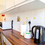 15 - Near Bae, Docks, District - Ideal For Trade & Family - 2 Bedrooms - One Double Bed In Each Bedroom - Max 4 Guests Tatil Evi *