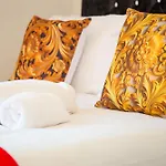 15 - Near Bae, Docks, District - Ideal For Trade & Family - 2 Bedrooms - One Double Bed In Each Bedroom - Max 4 Guests *