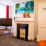 Tatil Evi 15 - Near Bae, Docks, District - Ideal For Trade & Family - 2 Bedrooms - One Double Bed In Each Bedroom - Max 4 Guests