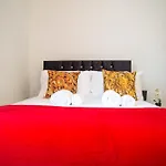 15 - Near Bae, Docks, District - Ideal For Trade & Family - 2 Bedrooms - One Double Bed In Each Bedroom - Max 4 Guests Ferienhaus *
