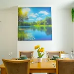15 - Near Bae, Docks, District - Ideal For Trade & Family - 2 Bedrooms - One Double Bed In Each Bedroom - Max 4 Guests Ferienhaus
