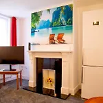 15 - Near Bae, Docks, District - Ideal For Trade & Family - 2 Bedrooms - One Double Bed In Each Bedroom - Max 4 Guests Tatil Evi *