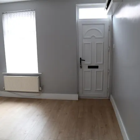 Lucky 15 - Ideal For Trade & Family - 2 Bedrooms - 2 Beds - Max 4 Guests - Close To Bae, Docks, District, Beaches *