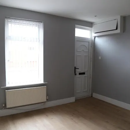 Holiday home Lucky 15 - Ideal For Trade & Family - 2 Bedrooms - 2 Beds - Max 4 Guests - Close To Bae, Docks, District, Beaches
