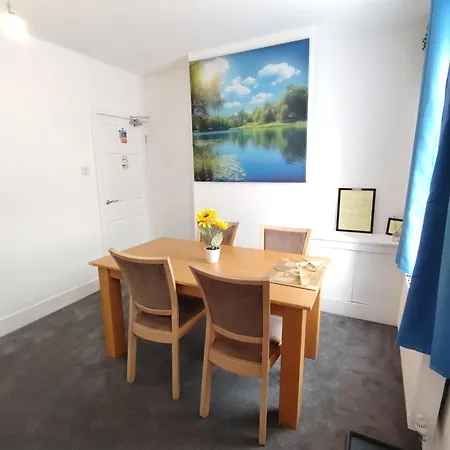 Holiday home Lucky 15 - Ideal For Trade & Family - 2 Bedrooms - 2 Beds - Max 4 Guests - Close To Bae, Docks, District, Beaches Barrow-in-Furness