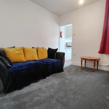 Holiday home Lucky 15 - Ideal For Trade & Family - 2 Bedrooms - 2 Beds - Max 4 Guests - Close To Bae, Docks, District, Beaches