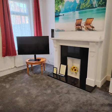 Lucky 15 - Ideal For Trade & Family - 2 Bedrooms - 2 Beds - Max 4 Guests - Close To Bae, Docks, District, Beaches *