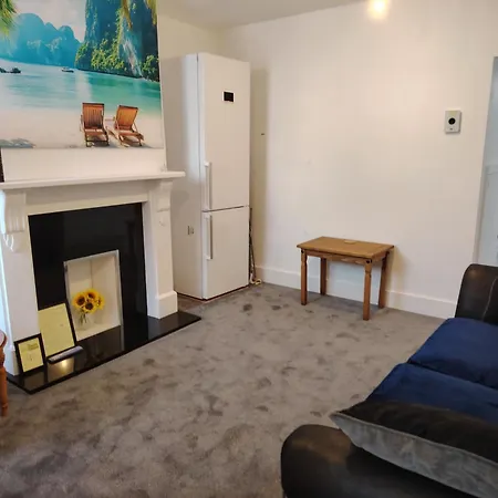 Holiday home Lucky 15 - Ideal For Trade & Family - 2 Bedrooms - 2 Beds - Max 4 Guests - Close To Bae, Docks, District, Beaches