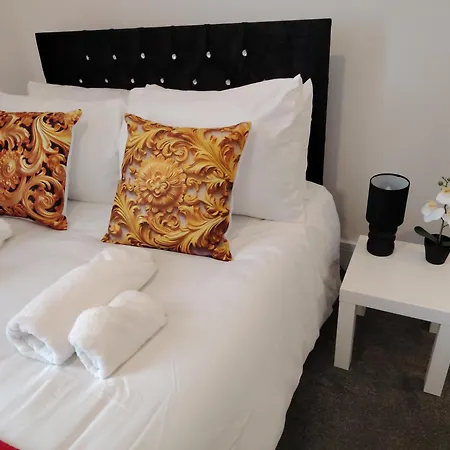 Holiday home Lucky 15 - Ideal For Trade & Family - 2 Bedrooms - 2 Beds - Max 4 Guests - Close To Bae, Docks, District, Beaches