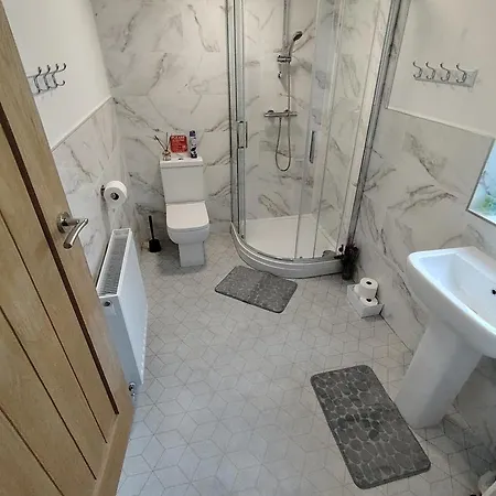 Holiday home Lucky 15 - Ideal For Trade & Family - 2 Bedrooms - 2 Beds - Max 4 Guests - Close To Bae, Docks, District, Beaches *