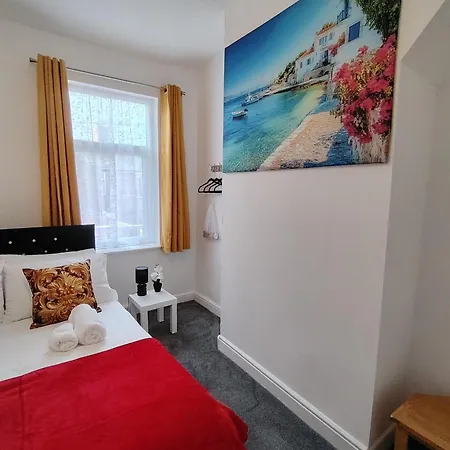 Lucky 15 - Ideal For Trade & Family - 2 Bedrooms - 2 Beds - Max 4 Guests - Close To Bae, Docks, District, Beaches Barrow-in-Furness