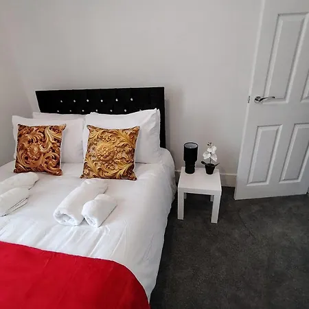 Lucky 15 - Ideal For Trade & Family - 2 Bedrooms - 2 Beds - Max 4 Guests - Close To Bae, Docks, District, Beaches