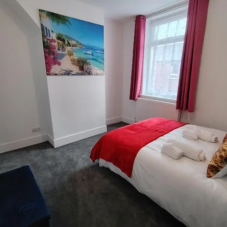 Holiday home Lucky 15 - Ideal For Trade & Family - 2 Bedrooms - 2 Beds - Max 4 Guests - Close To Bae, Docks, District, Beaches *