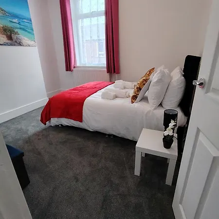 Lucky 15 - Ideal For Trade & Family - 2 Bedrooms - 2 Beds - Max 4 Guests - Close To Bae, Docks, District, Beaches