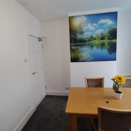 Holiday home Lucky 15 - Ideal For Trade & Family - 2 Bedrooms - 2 Beds - Max 4 Guests - Close To Bae, Docks, District, Beaches *