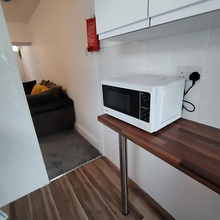 Holiday home Lucky 15 - Ideal For Trade & Family - 2 Bedrooms - 2 Beds - Max 4 Guests - Close To Bae, Docks, District, Beaches *