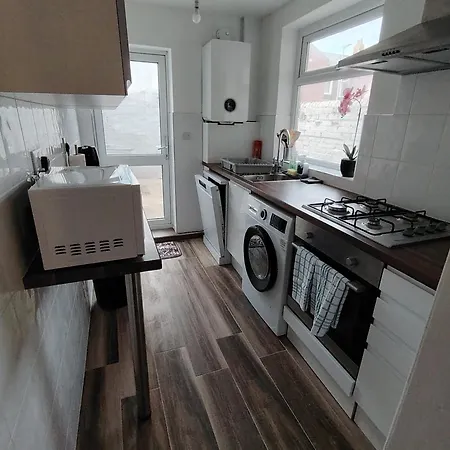 Lucky 15 - Ideal For Trade & Family - 2 Bedrooms - 2 Beds - Max 4 Guests - Close To Bae, Docks, District, Beaches *