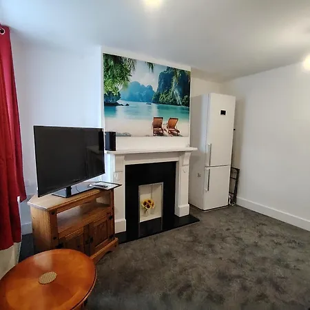 Lucky 15 - Ideal For Trade & Family - 2 Bedrooms - 2 Beds - Max 4 Guests - Close To Bae, Docks, District, Beaches Holiday home *