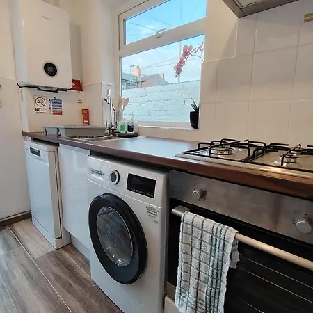 Lucky 15 - Ideal For Trade & Family - 2 Bedrooms - 2 Beds - Max 4 Guests - Close To Bae, Docks, District, Beaches Barrow-in-Furness