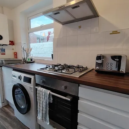 Lucky 15 - Ideal For Trade & Family - 2 Bedrooms - 2 Beds - Max 4 Guests - Close To Bae, Docks, District, Beaches *