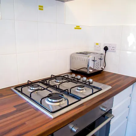 15 - Near Bae, Docks, District - Ideal For Trade & Family - 2 Bedrooms - One Double Bed In Each Bedroom - Max 4 Guests Ferienhaus *