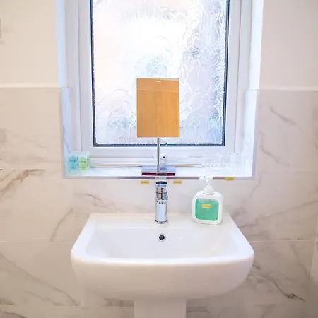 Lucky 15 - Ideal For Trade & Family - 2 Bedrooms - 2 Beds - Max 4 Guests - Close To Bae, Docks, District, Beaches Casa vacanze Barrow-in-Furness