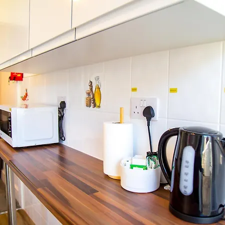 Lucky 15 - Near Bae, Docks, District - Ideal For Trade & Family - 2 Bedrooms - One Double Bed In Each Bedroom - Max 4 Guests Ferienhaus *