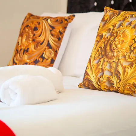 Lucky 15 - Ideal For Trade & Family - 2 Bedrooms - 2 Beds - Max 4 Guests - Close To Bae, Docks, District, Beaches *