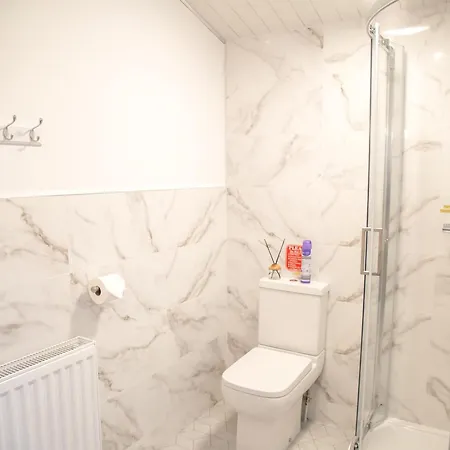 Lucky 15 - Near Bae, Docks, District - Ideal For Trade & Family - 2 Bedrooms - One Double Bed In Each Bedroom - Max 4 Guests * Barrow-in-Furness