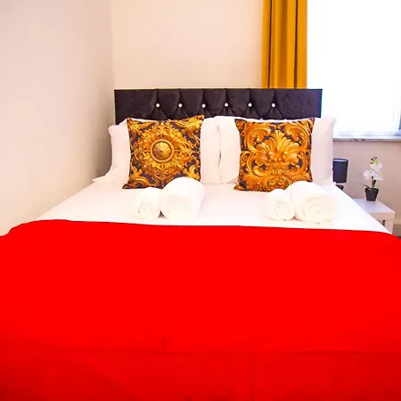 Lucky 15 - Near Bae, Docks, District - Ideal For Trade & Family - 2 Bedrooms - One Double Bed In Each Bedroom - Max 4 Guests