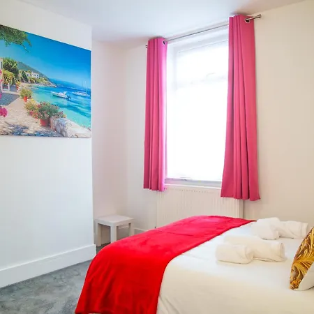 Lucky 15 - Ideal For Trade & Family - 2 Bedrooms - 2 Beds - Max 4 Guests - Close To Bae, Docks, District, Beaches