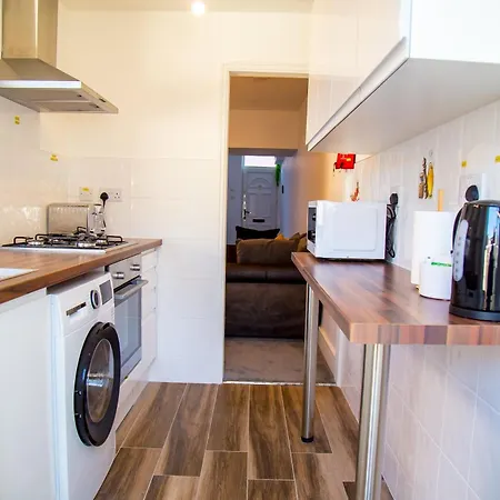 Lucky 15 - Near Bae, Docks, District - Ideal For Trade & Family - 2 Bedrooms - One Double Bed In Each Bedroom - Max 4 Guests *