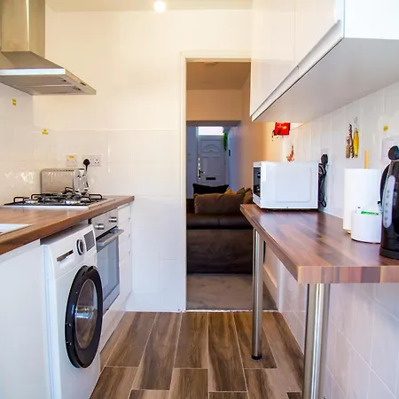 Lucky 15 - Ideal For Trade & Family - 2 Bedrooms - 2 Beds - Max 4 Guests - Close To Bae, Docks, District, Beaches * Barrow-in-Furness
