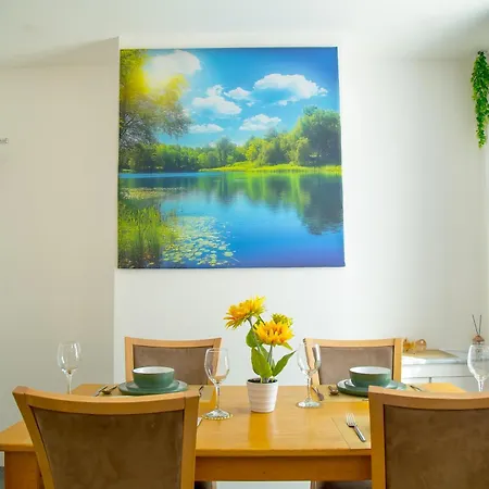 Lucky 15 - Near Bae, Docks, District - Ideal For Trade & Family - 2 Bedrooms - One Double Bed In Each Bedroom - Max 4 Guests Ferienhaus