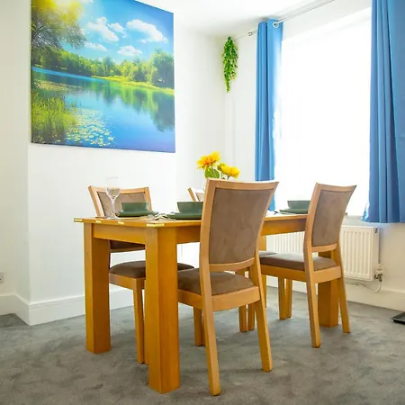 Prázdninový dům Lucky 15 - Near Bae, Docks, District - Ideal For Trade & Family - 2 Bedrooms - One Double Bed In Each Bedroom - Max 4 Guests