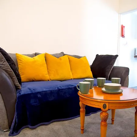 Holiday home Lucky 15 - Ideal For Trade & Family - 2 Bedrooms - 2 Beds - Max 4 Guests - Close To Bae, Docks, District, Beaches *