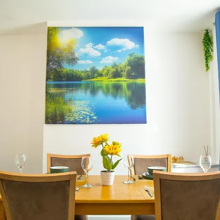 Ferienhaus Lucky 15 - Near Bae, Docks, District - Ideal For Trade & Family - 2 Bedrooms - One Double Bed In Each Bedroom - Max 4 Guests