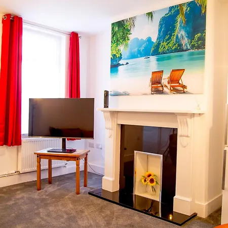 Lucky 15 - Near Bae, Docks, District - Ideal For Trade & Family - 2 Bedrooms - One Double Bed In Each Bedroom - Max 4 Guests Ferienhaus Barrow-in-Furness