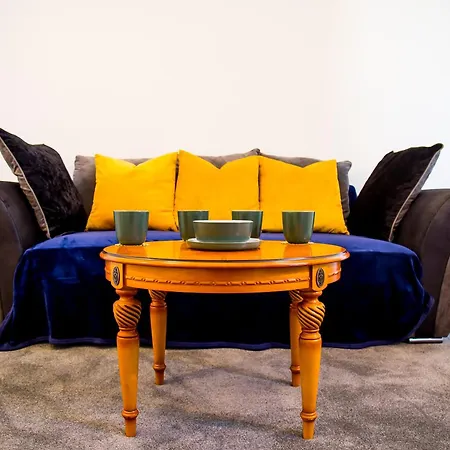Lucky 15 - Ideal For Trade & Family - 2 Bedrooms - 2 Beds - Max 4 Guests - Close To Bae, Docks, District, Beaches *