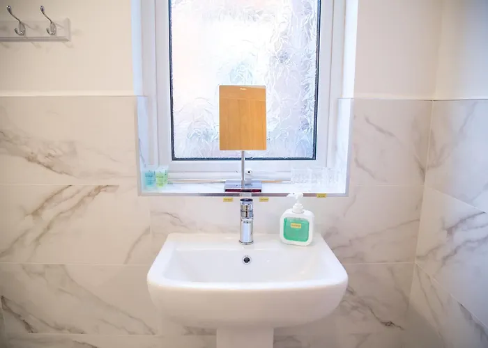 15 - Near Bae, Docks, District - Ideal For Trade & Family - 2 Bedrooms - One Double Bed In Each Bedroom - Max 4 Guests Vakantiehuis Barrow-in-Furness